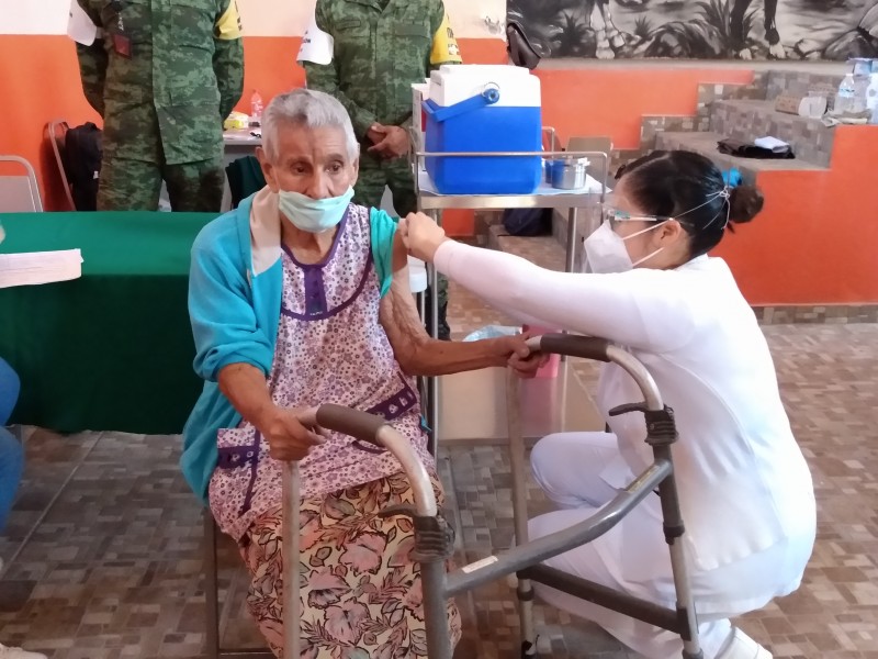 Avanza vacunación de adultos mayores en Villamar