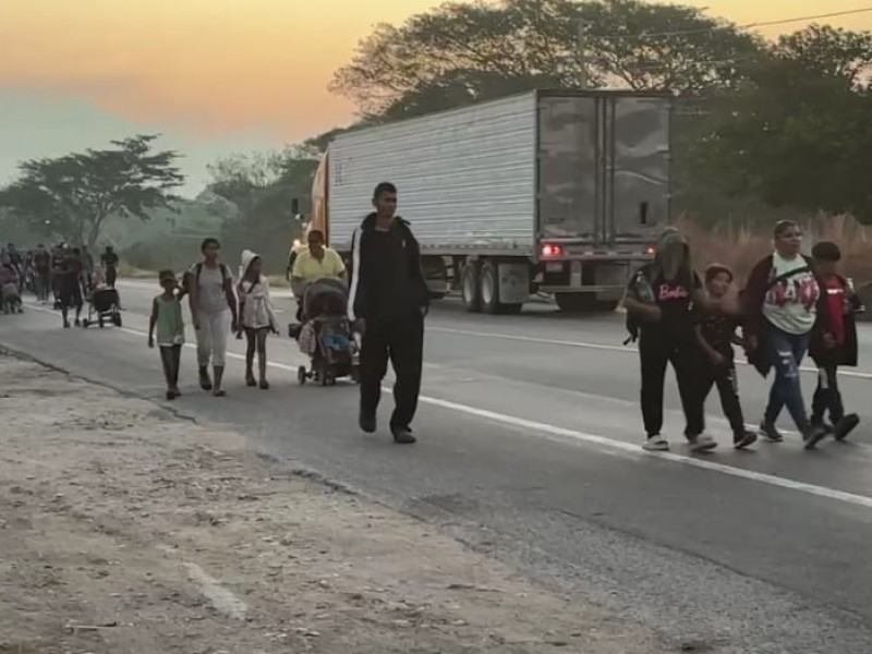 Avanzan caravana de migrantes hacia Oaxaca