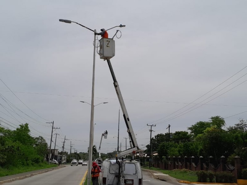 Avanzan cuadrillas en la rehabilitación del alumbrado público en Tuxpan