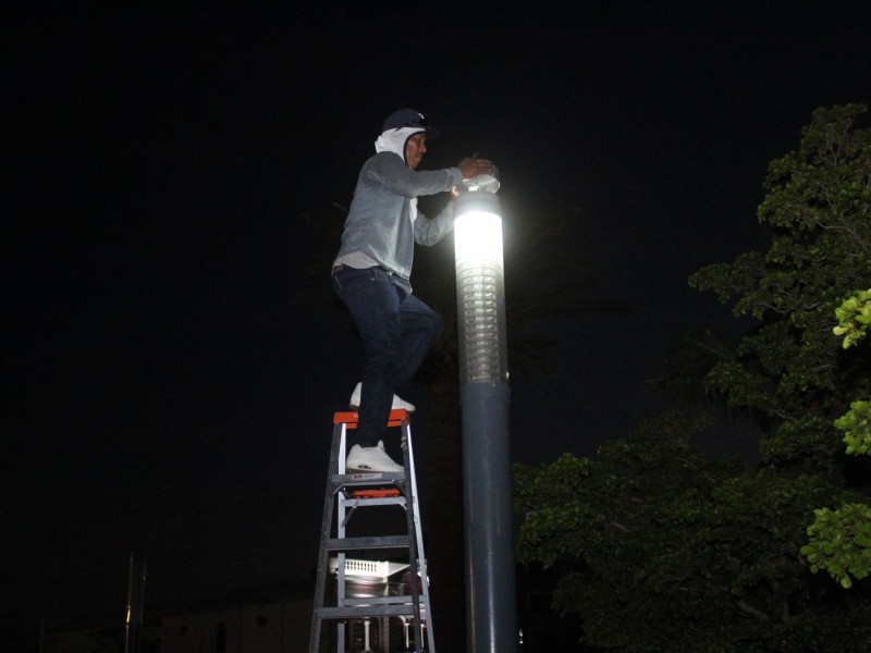 Avanzan instalación de alumbrado público en el Puerto