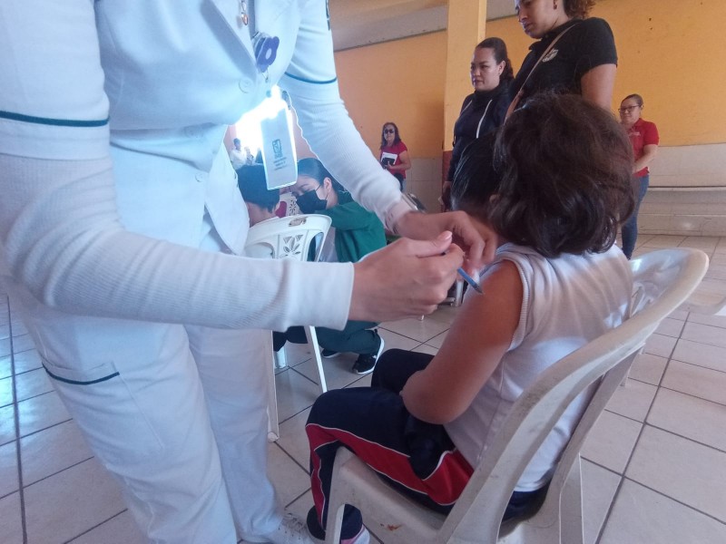 Avanzan jornadas de vacunación pediátrica en centros educativos de Ahome