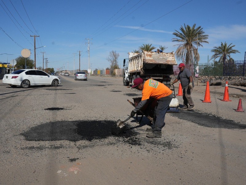 Avanzan labores de bacheo en vialidades afectadas