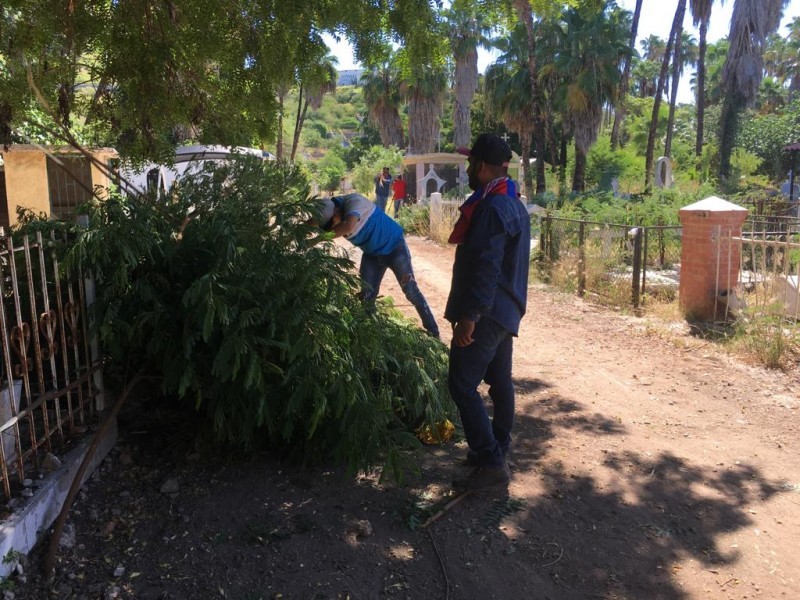 Avanzan limpiezas de panteones previo al Día de las Madres