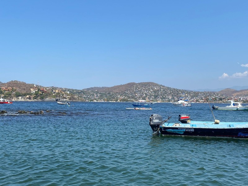 Avanzan manchas de marea roja a la bahía de Zihuatanejo