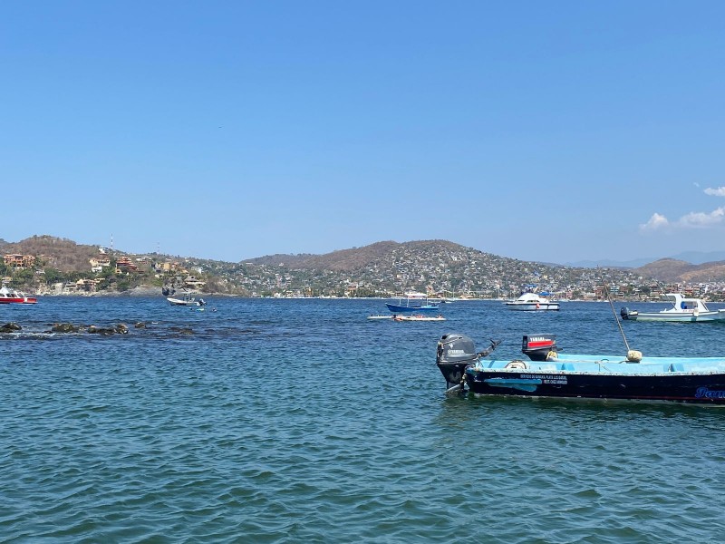 Avanzan manchas de marea roja a la bahía de Zihuatanejo