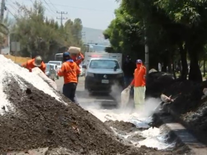 Avanzan trabajos de bacheo en Adolf Horn
