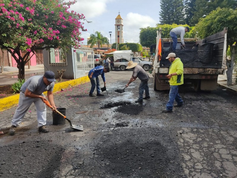 Avanzan trabajos de bacheo en comunidades y tenencias de Zamora