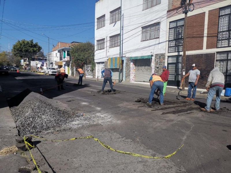 Avanzan trabajos de mejoramiento de calle Francisco J. Mújica