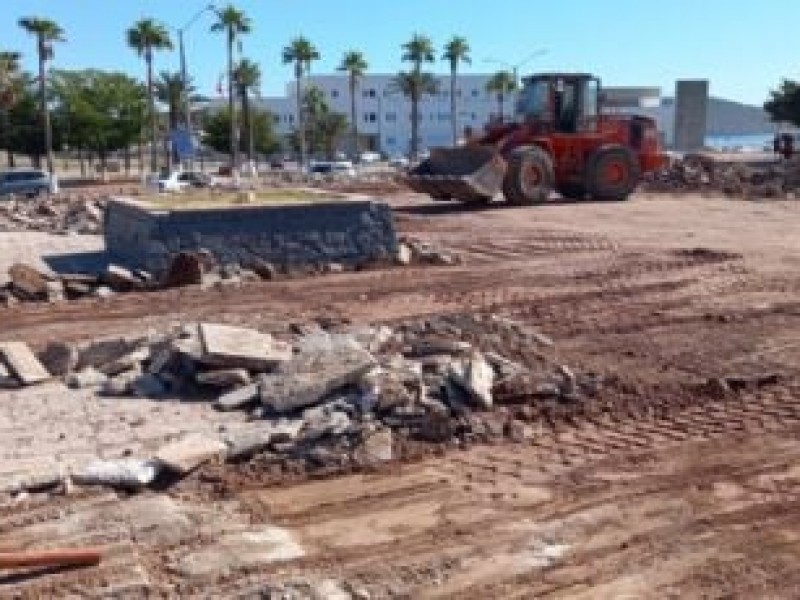 Avanzan trabajos de rehabilitación en plaza de los Tres Presidentes