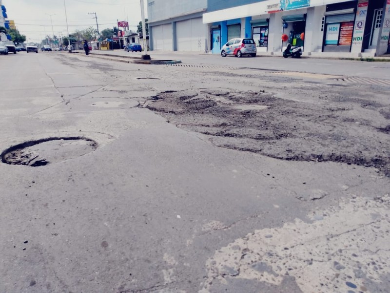 Al descubierto improvisado trabajo de bacheo