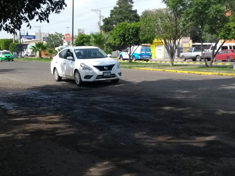 Avenida llena de baches