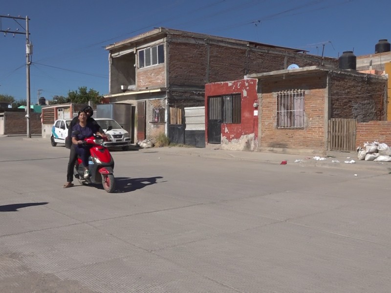Avenida Luna se vuelve pista nocturna; vecinos exigen topes y vigilancia.
