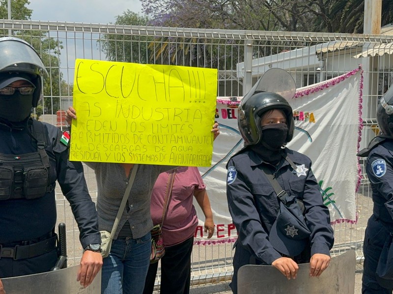 Avientan basura y agua sucia a granaderos por manifestación