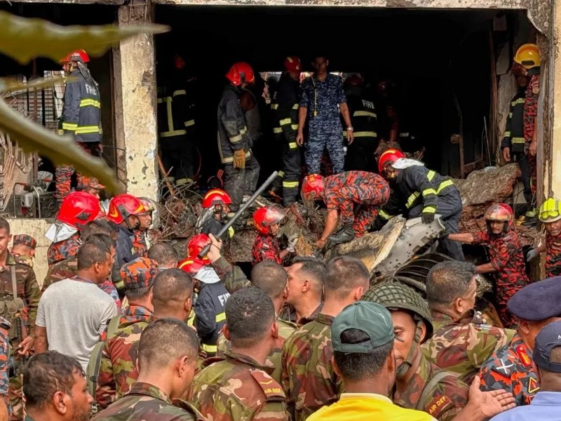 Avión cae en una escuela en Bangladesh: 16 fallecidos