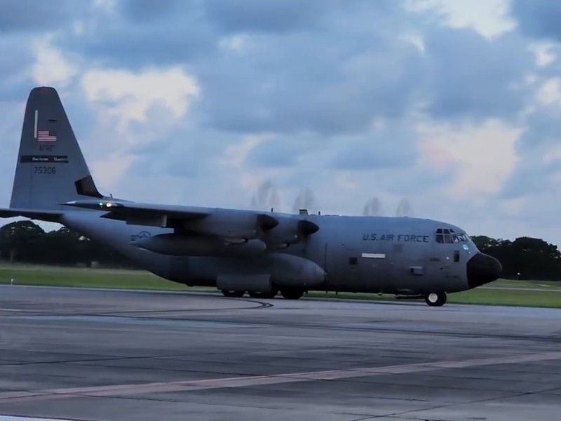 Avión cazahuracanes estadounidense sobrevuela huracán Erick