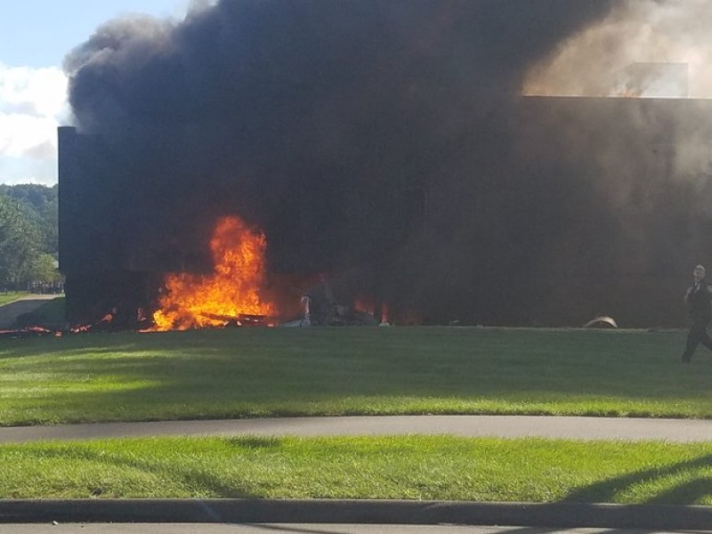 Avión impacta edificio en Connecticut