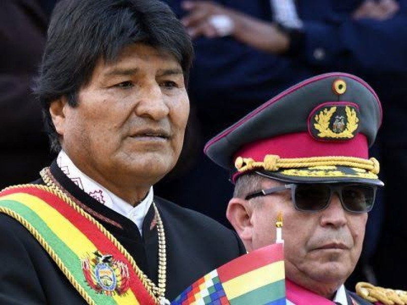 Avión militar mexicano va por Evo Morales