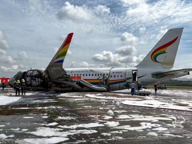 Avión se incendia en aeropuerto de Chongqing, China