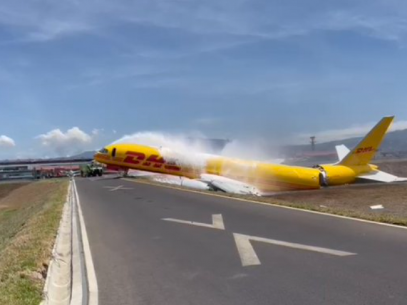 Avión se parte en dos al aterrizar en Costa Rica