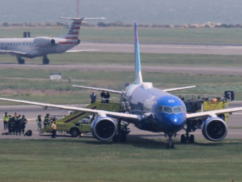 Avión se sale de la pista durante aterrizaje en aeropuerto de Boston
