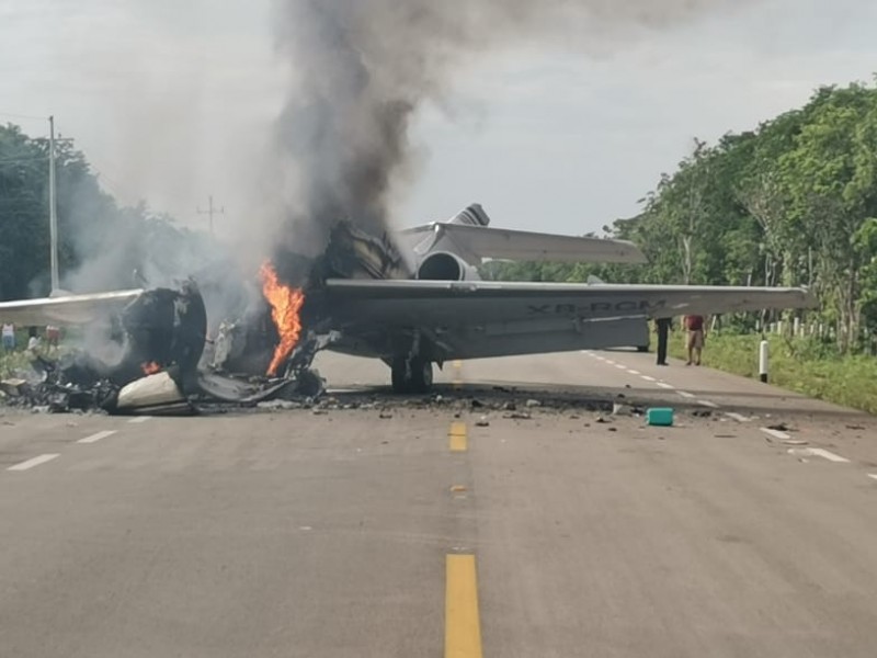 Avioneta cae en plena carretera de Quintana Roo