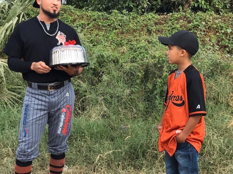 Axel es agasajado por Naranjeros de Hermosillo