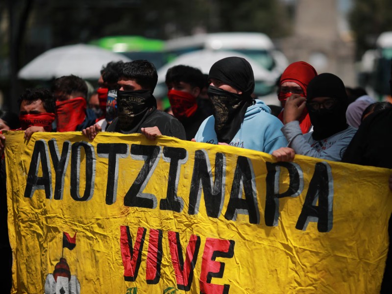Ayotzinapa: Exigen verdad y justicia en marcha por estudiantes desaparecidos