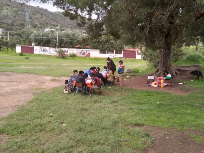 Ayuda con tareas a niños sin herramientas tecnológicas de Mendizábal