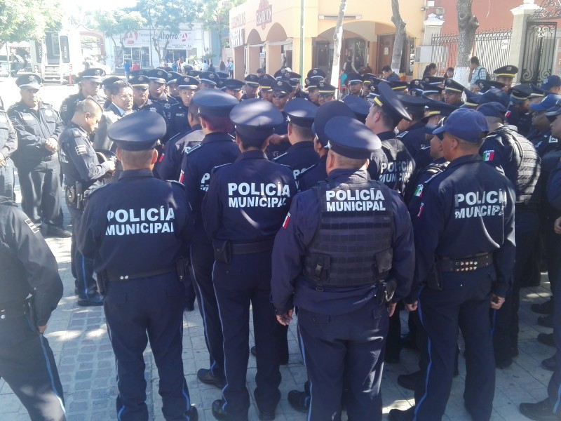 Ayuntamiento busca liberar colectivamente a policías detenidos