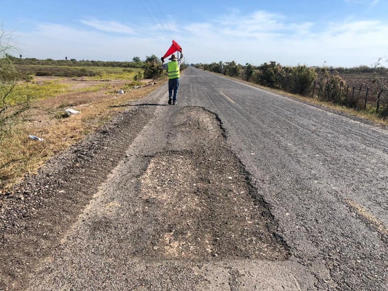 Ayuntamiento de Culiacán trabaja en bacheo en sindicaturas