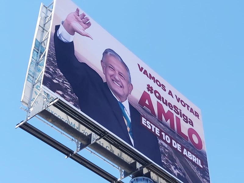 Ignoran retiro de espectaculares de AMLO ordenado por el INE