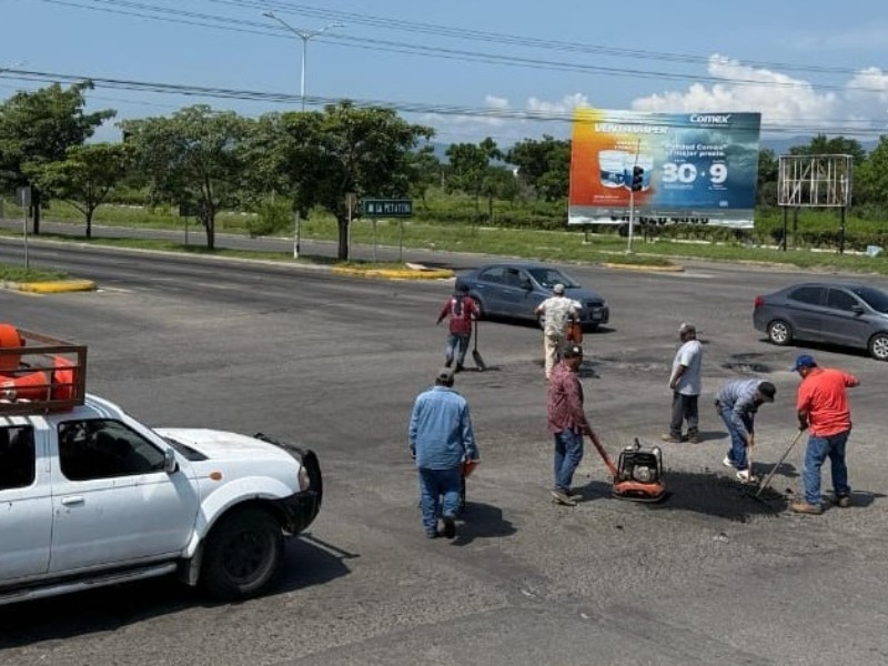 Ayuntamiento de la Villa reconoce enorme cantidad de baches; inician reparaciones