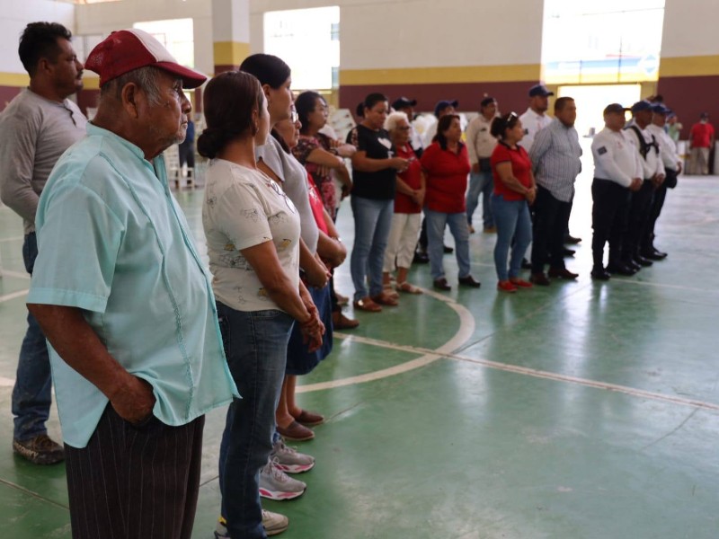 Ayuntamiento de Salina Cruz continúa entrega de uniformes a trabajadores