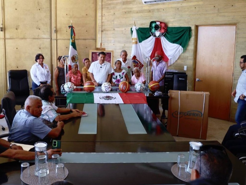 Ayuntamiento de Salina Cruz entrega apoyos sociales, educativos y deportivos