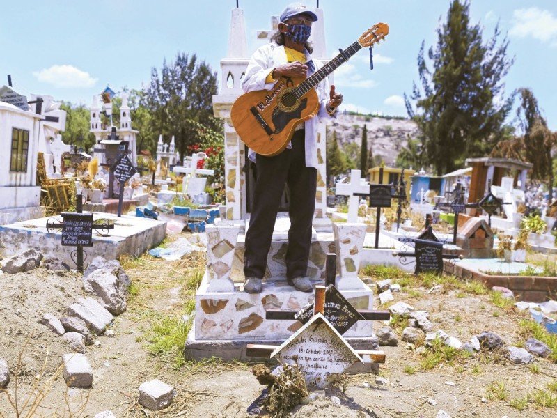 Ayuntamiento de Tepic pide no llevar música a los panteones