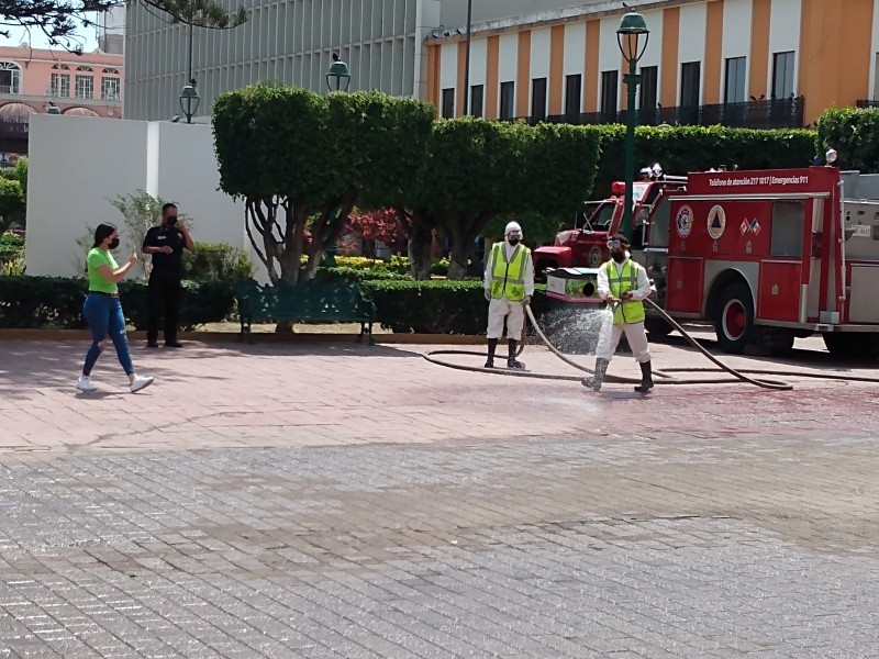 Ayuntamiento de Tepic realiza desinfección de la Plaza Principal