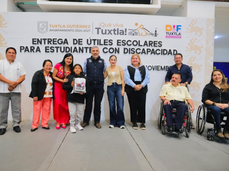 Ayuntamiento de Tuxtla entrega útiles escolares a estudiantes con discapacidad