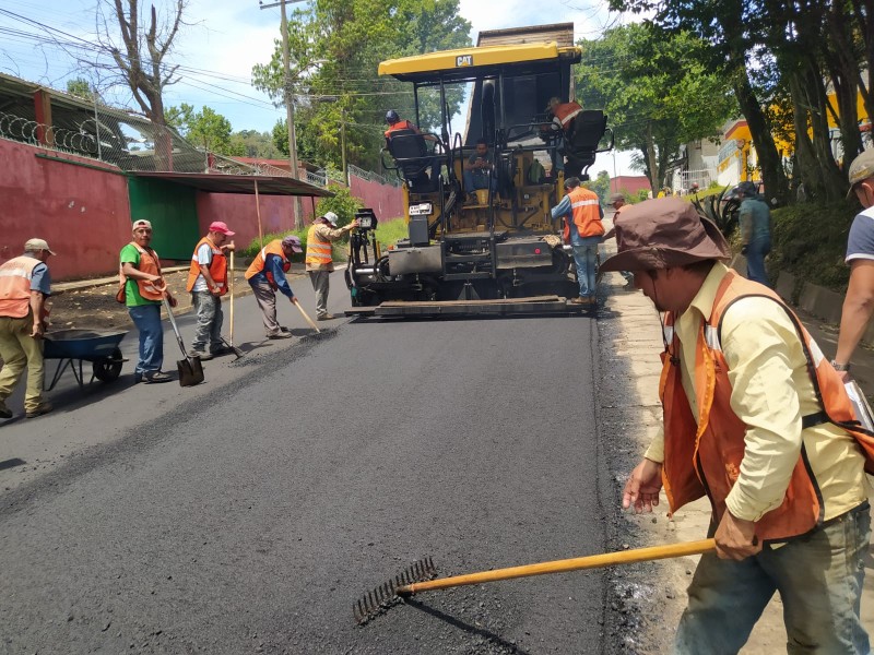 Ayuntamiento de Xalapa realiza bacheo en calles de la ciudad