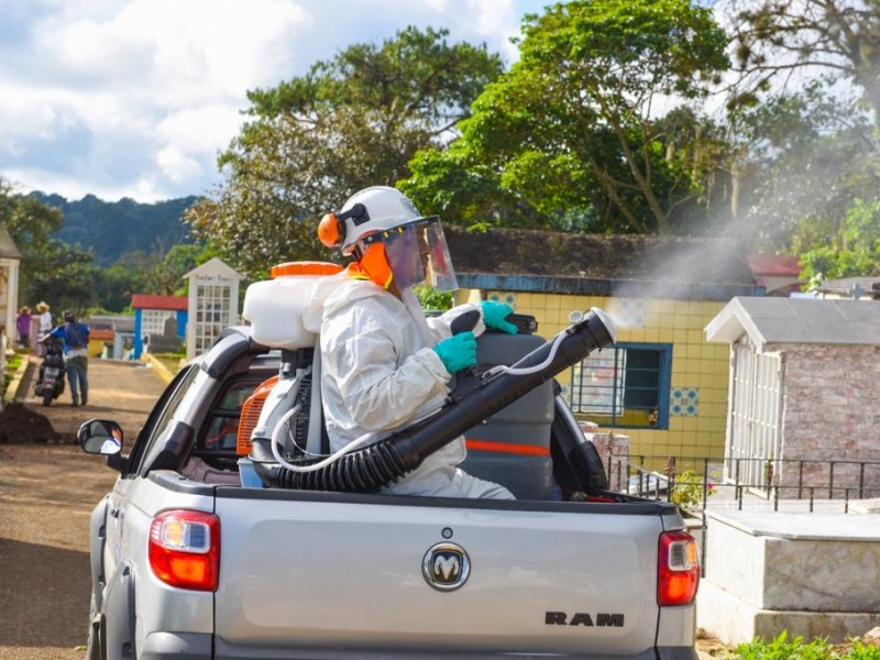 Ayuntamiento fumiga el panteón Palo Verde