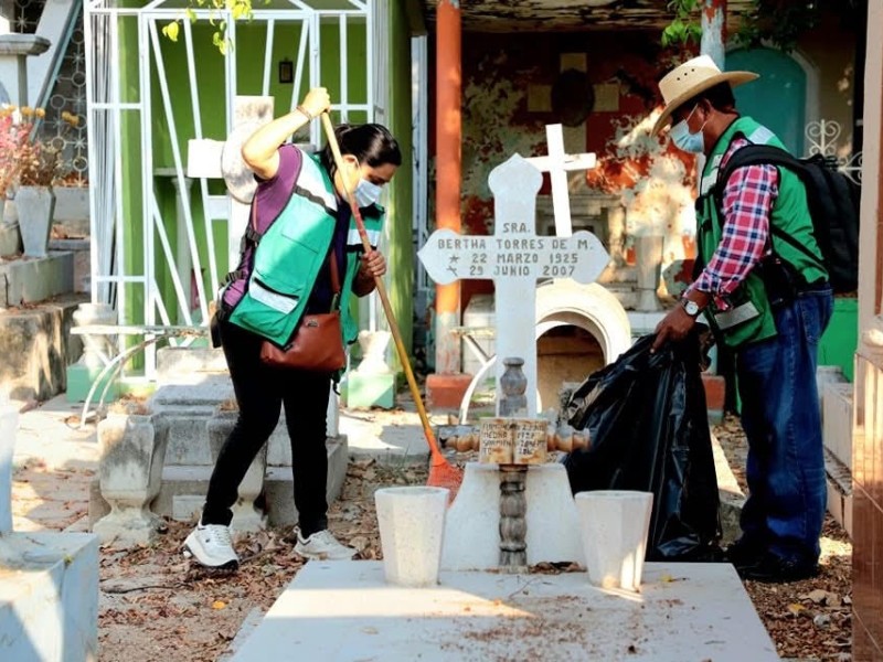 Ayuntamiento inicia limpieza de panteones para la celebridad del Día de Muertos