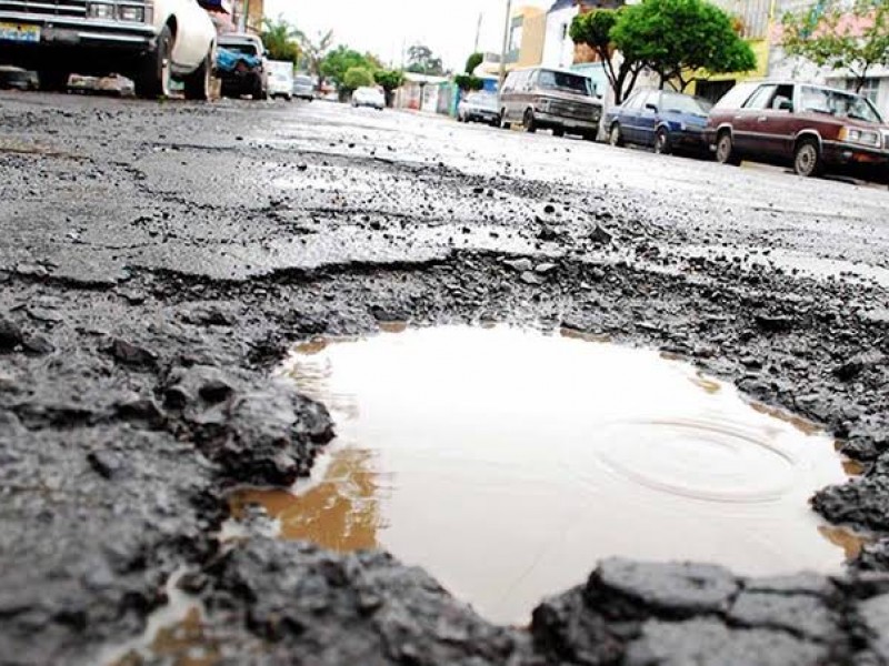 Ayuntamiento no cubre los daños en vehículos por baches