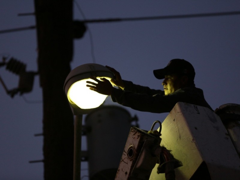 Ayuntamiento quiere modificar contrato de luminarias