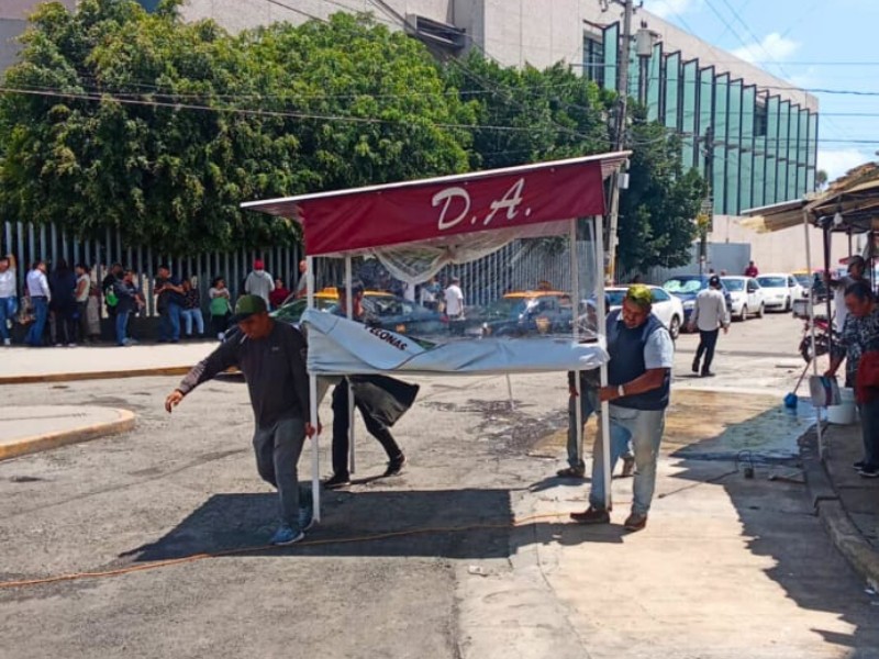 Ayuntamiento retira a ambulantes gandallas del IMSS La Margarita