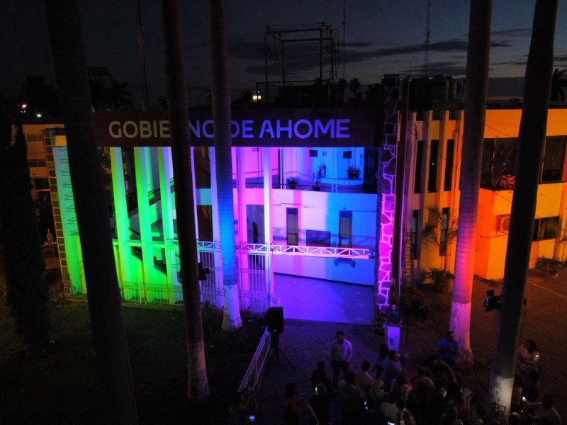 Ayuntamiento se ilumina de colores en apoyo a la comunidad LGBT