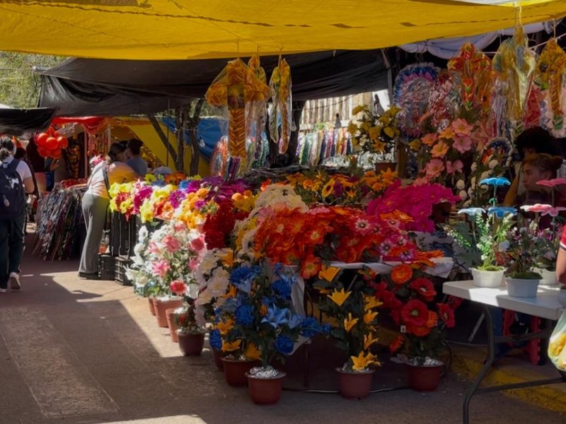 Ayuntamiento sube el cobro a comerciantes del tianguis de Día de Muertos Ayuntamiento sube el cobro a comerciantes del tianguis de Día de Muertos