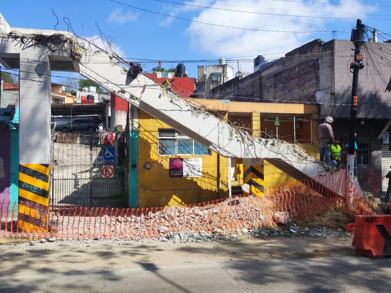 Ayuntamiento tarda 20 días en tirar puente de Avenida Xalapa