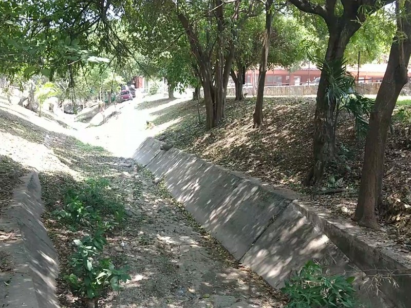 Azolvado canal pluvial a lado del ayuntamiento