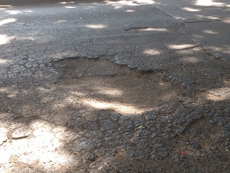 Bache afecta circulación vehícular en Paseo de la Loma