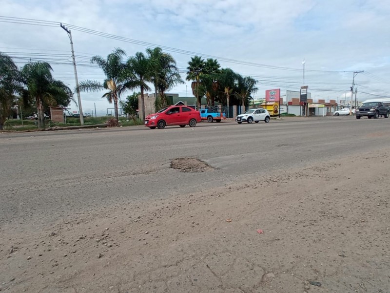 BACHE AFUERA DE LA DMSP, LLEVA SEMANAS AHÍ