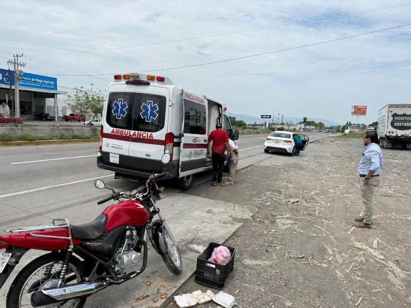 Bache causa caída de motociclista; quedó bajo tráiler en Libramiento Ejército Mexicano